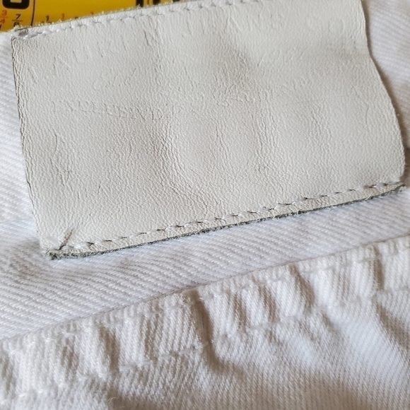 CONSERVATIVE White Bermuda Shorts - Picture 10 of 12